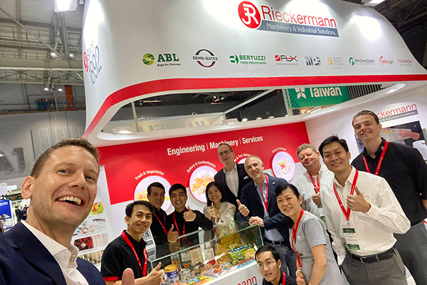team-photo-selfie-600x400px Propak Vietnam 2024 team